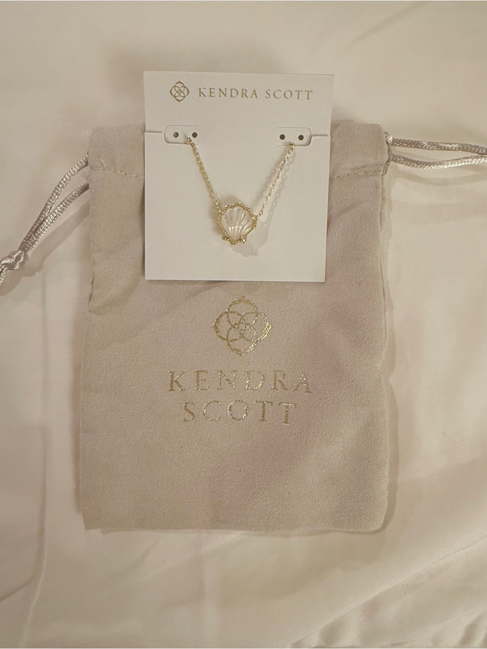 Kendra Scott Brynne Gold Shell Short Pendant Necklace in Ivory Mother-of-Pearl - Picture 3 of 4